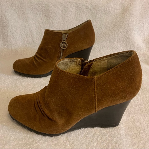 Women’s 5 1/2 M MICHAEL KORS Brown Suede Leather High Wedge Heel Bootie Shoes - Picture 3 of 14